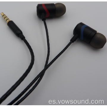 Auriculares con cable en el oído